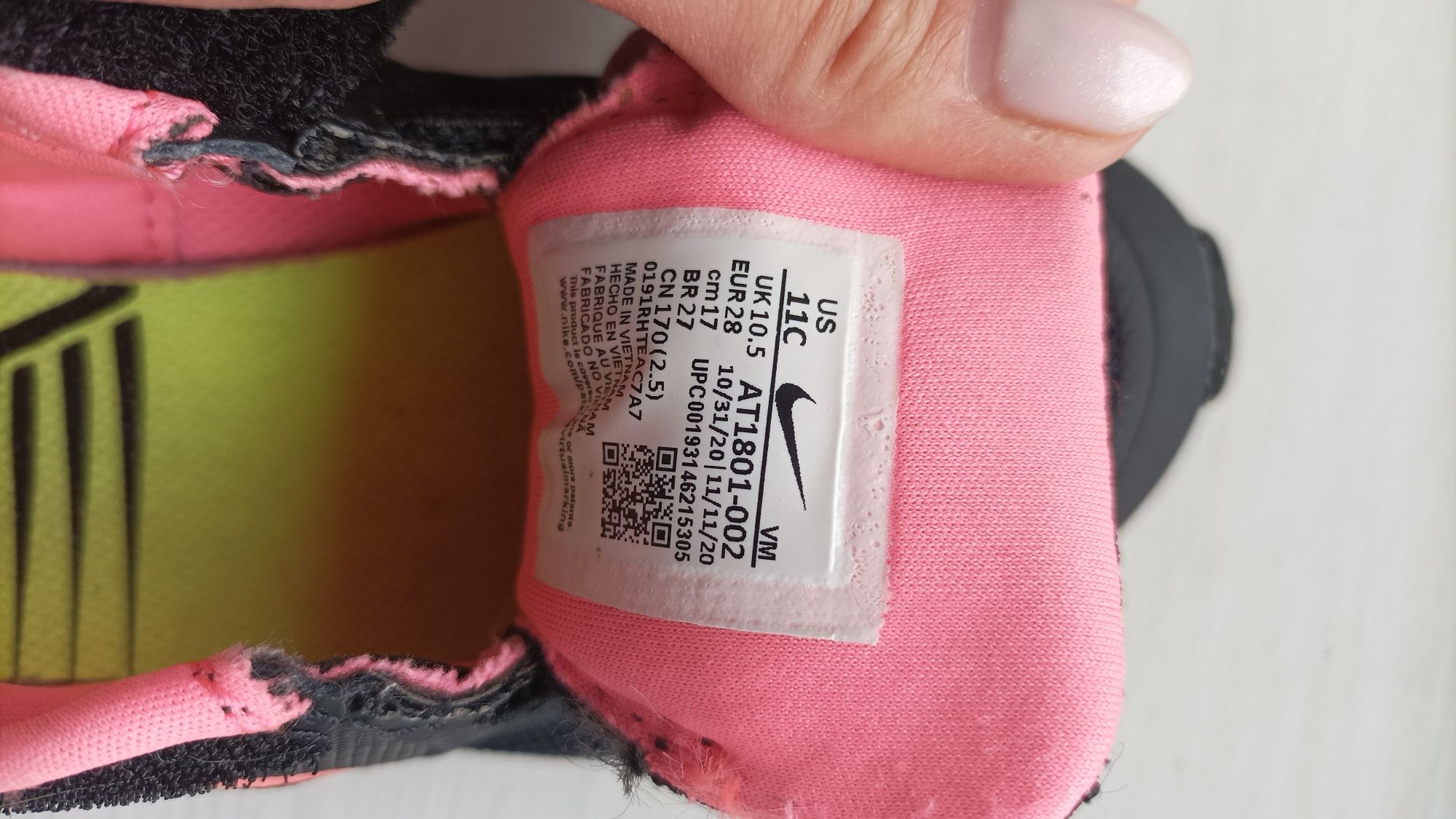 Buty sportowe Nike dla dziewczynki r.28