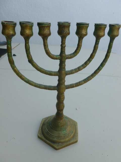 Menorah judaico ou candelabro em latão