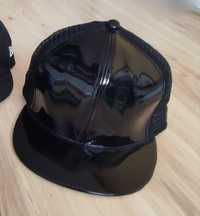 Lakierowana czarna czapka z daszkiem i siatką