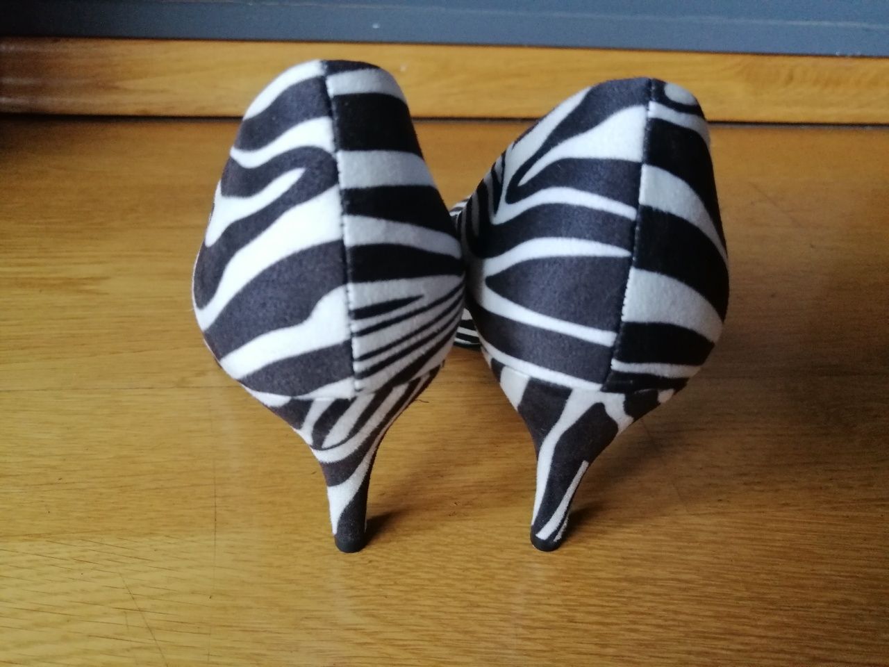 Czółenka zebra H&M