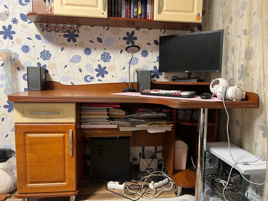 Комп'ютерний стіл з тумбою