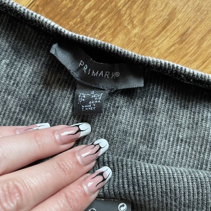 szaro czarny crop top zapinany z przodu Primark