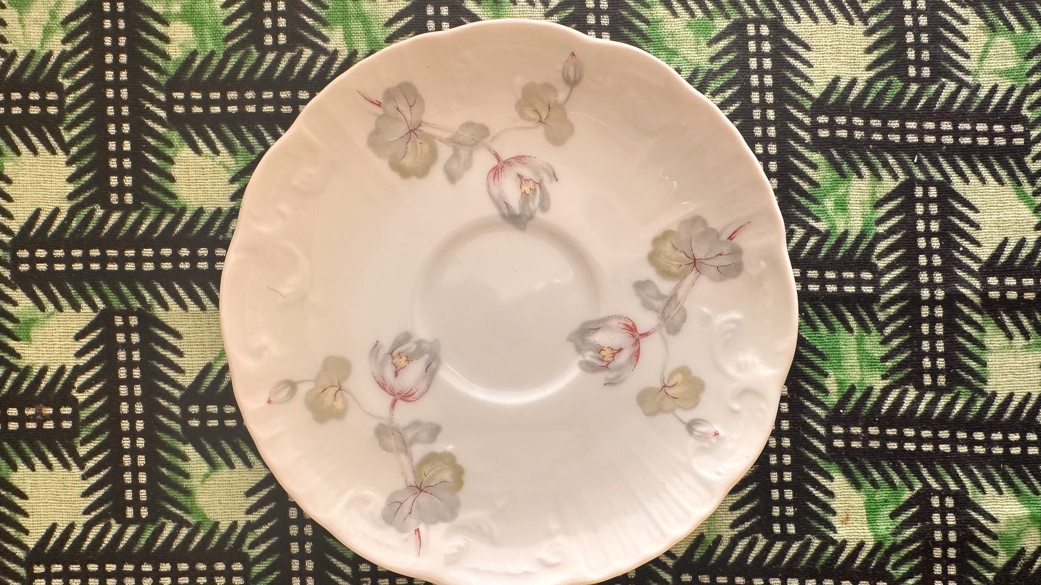 Conjunto Vista Alegre de chávenas com motivo floral