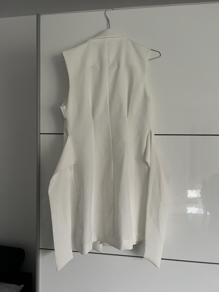 biala sukienka bershka