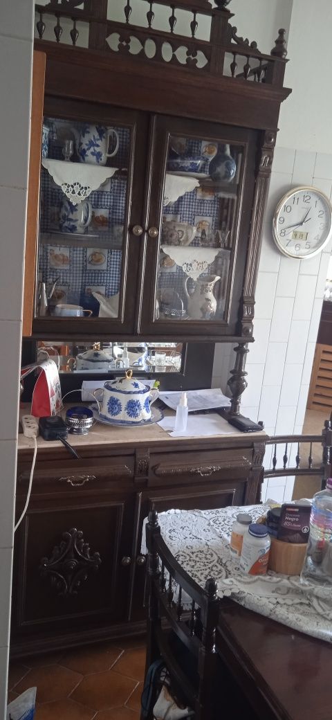 Mesa de jantar con vitrine