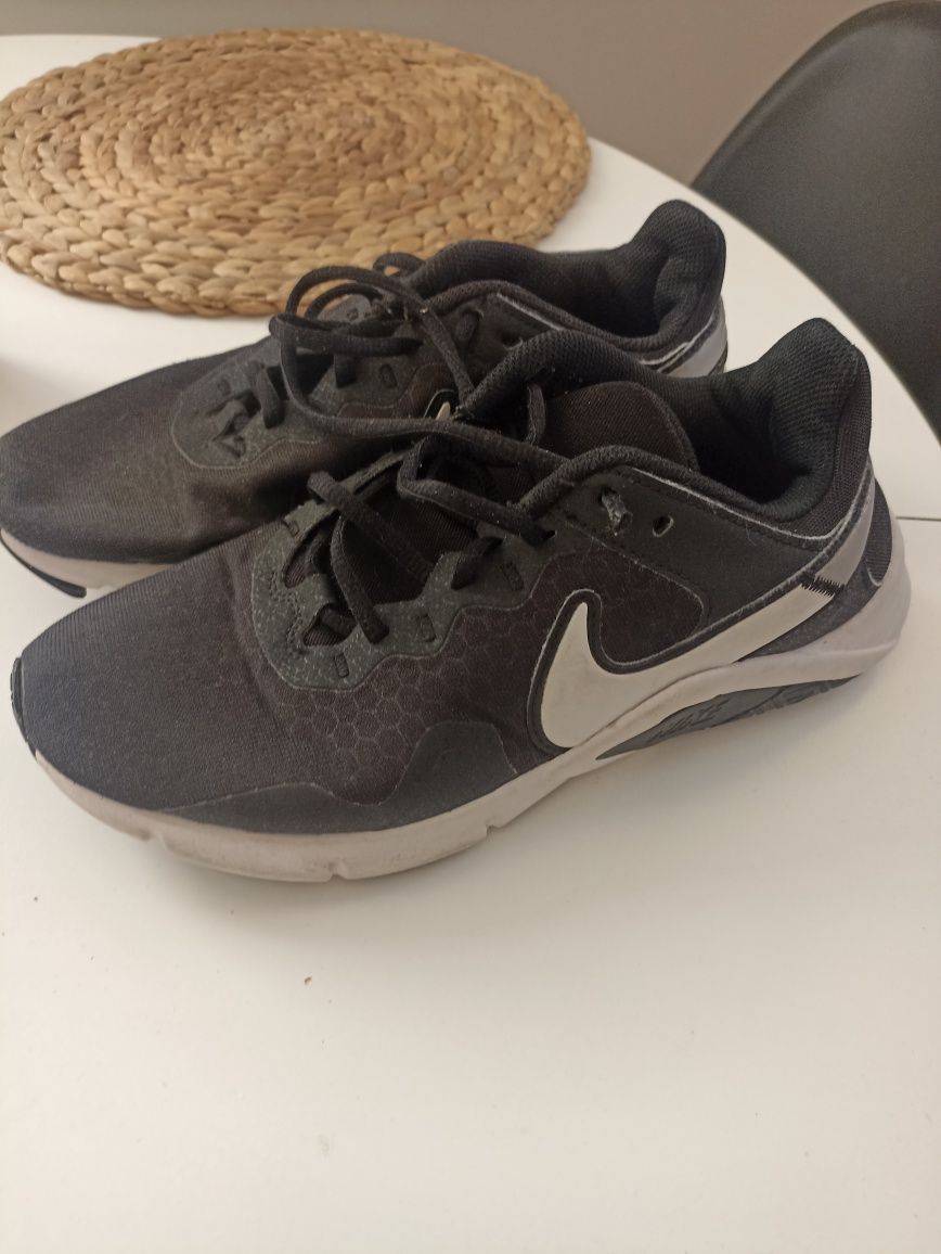 Buty Nike Legend Essential 2 męskie młodzieżowe chłopięce 40,5