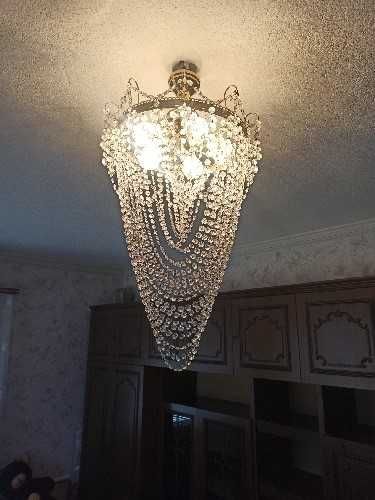 Люстра потолочная хрустальная на 5 лампочек.