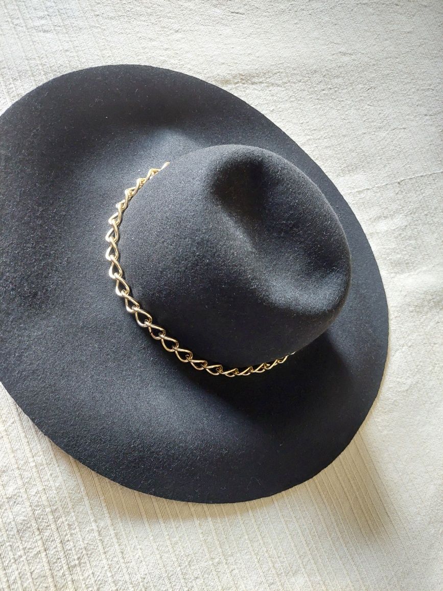 Chapéu elegante de senhora com corrente dourada