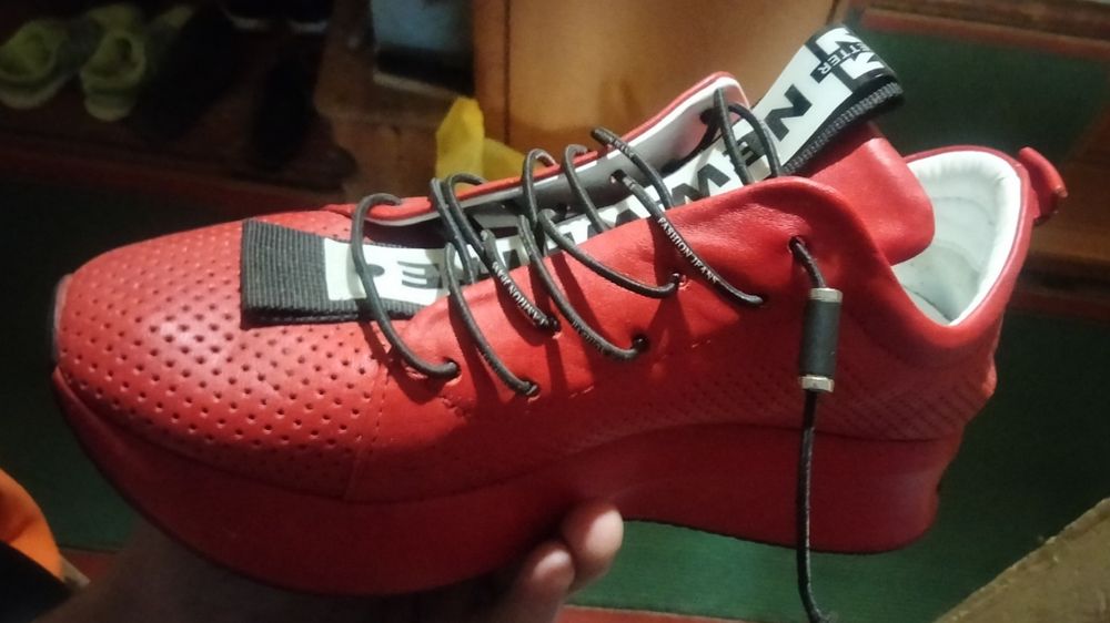 Продам кроссовки женские