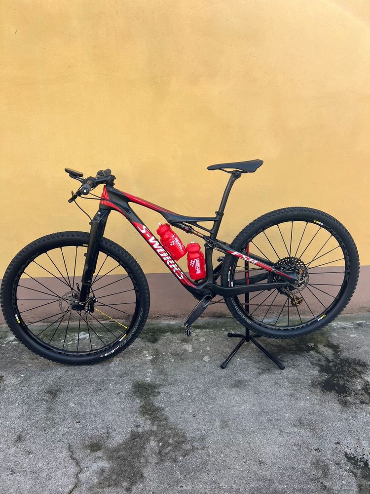 Bicicleta preta/vermelha Specialized