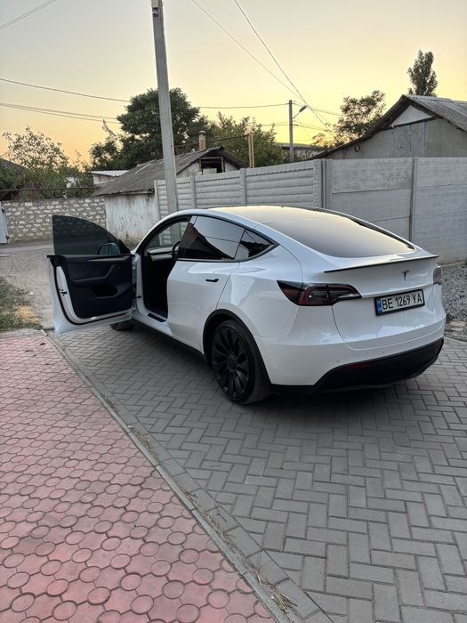 Сдаю в аренду ТЕСЛУ Y долгосрочную или под такси