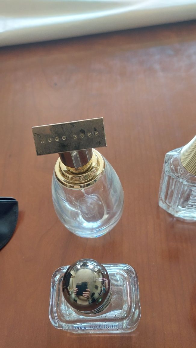 Varios frascos de perfume vazios