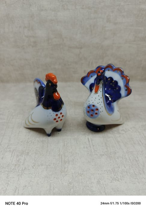 Łomonosow, porcelanowe figurki do przyprawiania pieprzu i soli
