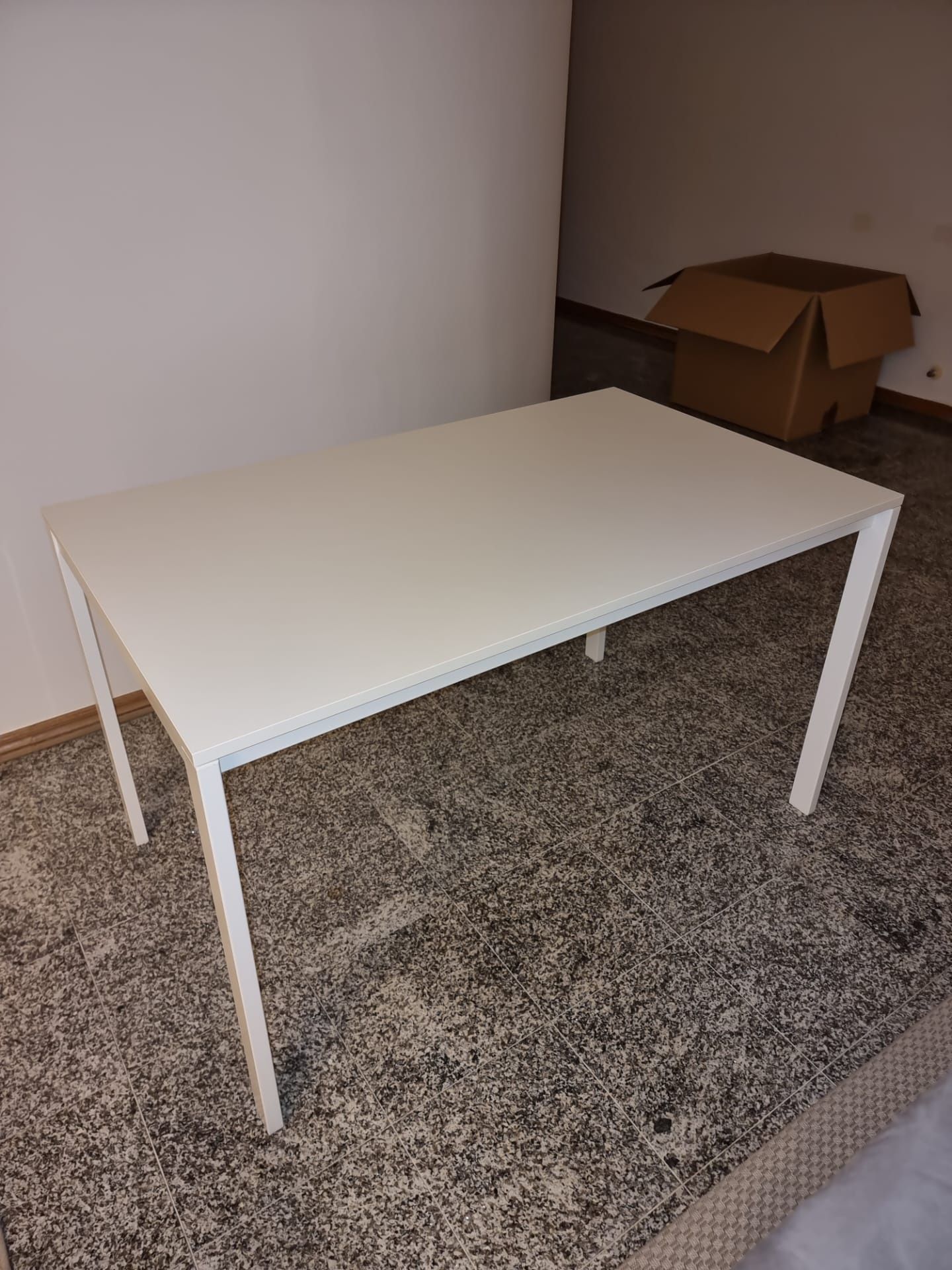 Mesa de Cozinha e 4 cadeiras com almofadas