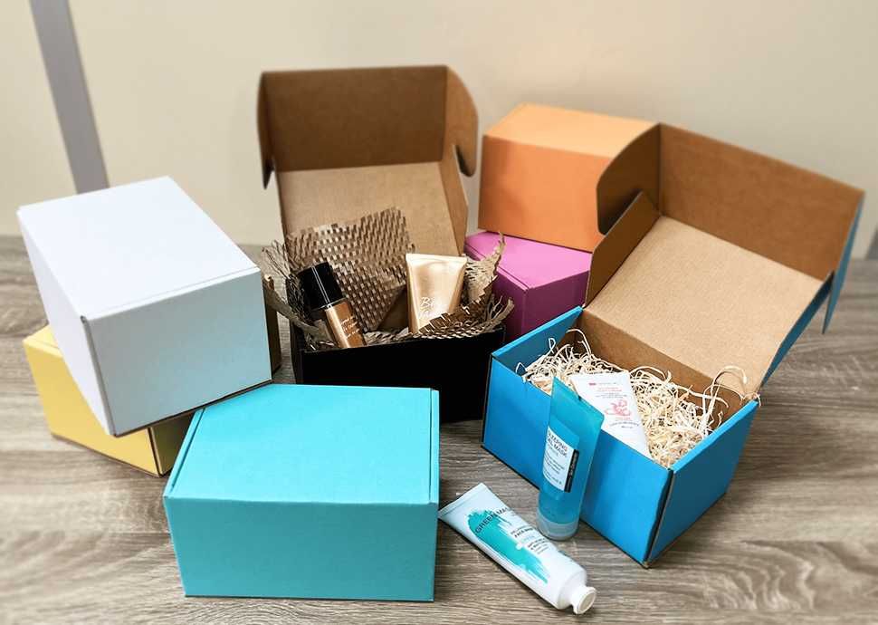 Подарункові коробки різних кольорів, коробка поштова, самосбірна