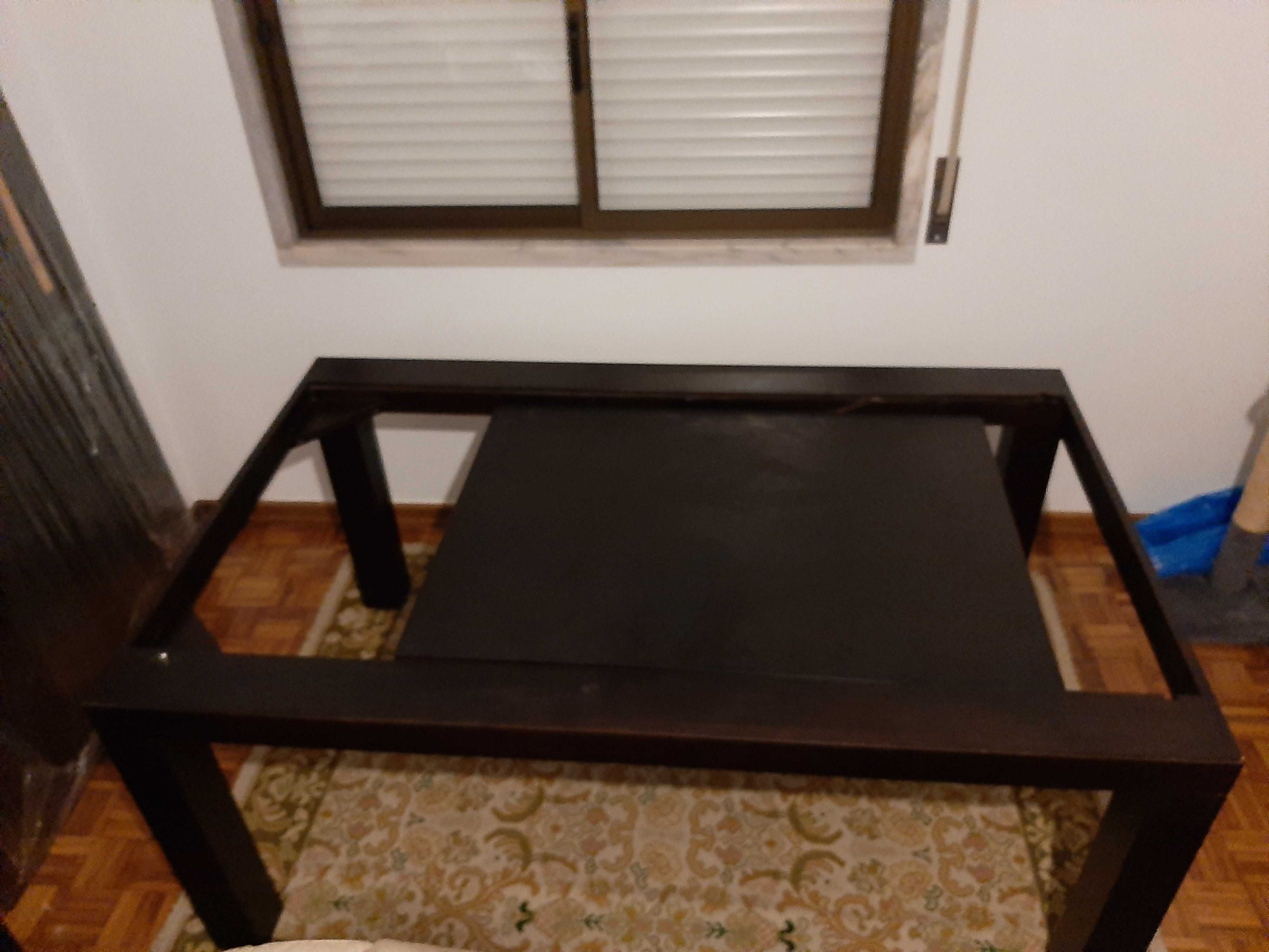 Mesa em madeira maciça muito bom estado