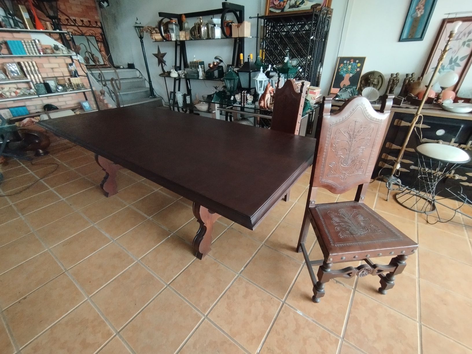 Conjunto mesa e 8 cadeiras