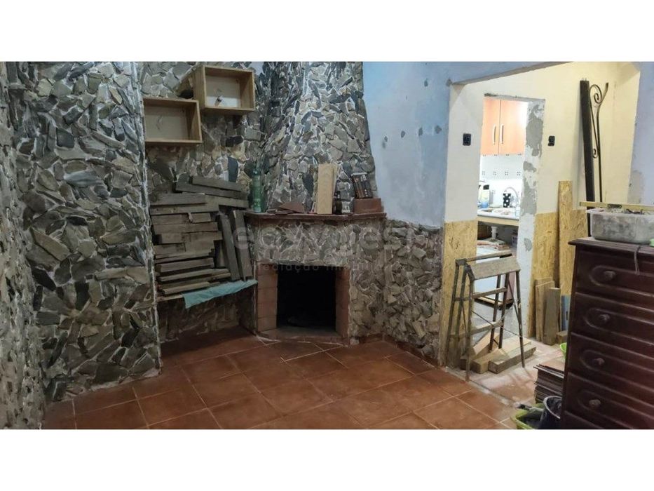 Moradia T3 para recuperar com Terraço localizada em Montes Velhos