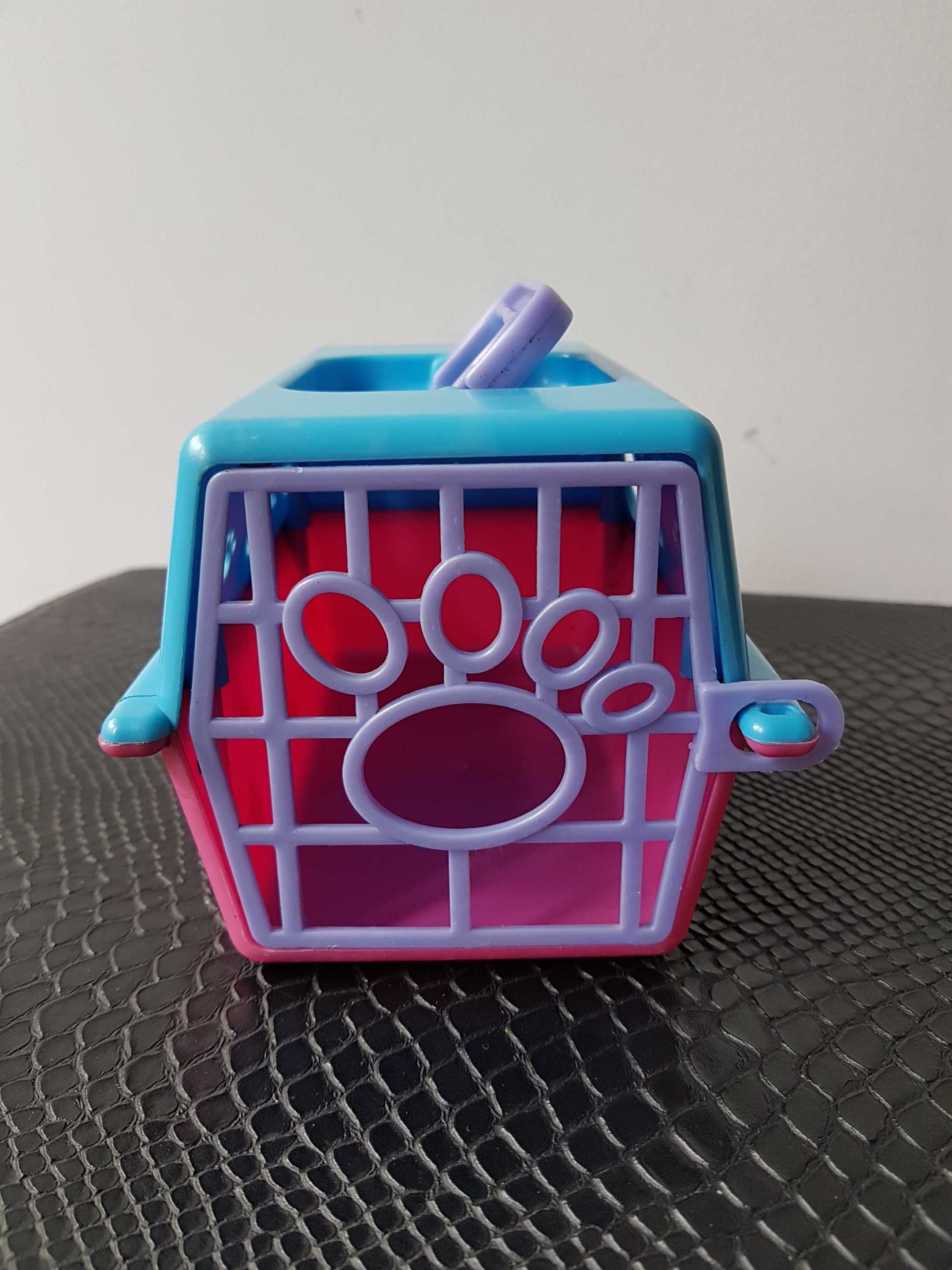 Mały plastikowy transporterek z rączką dla kotka pieska Simba Toys