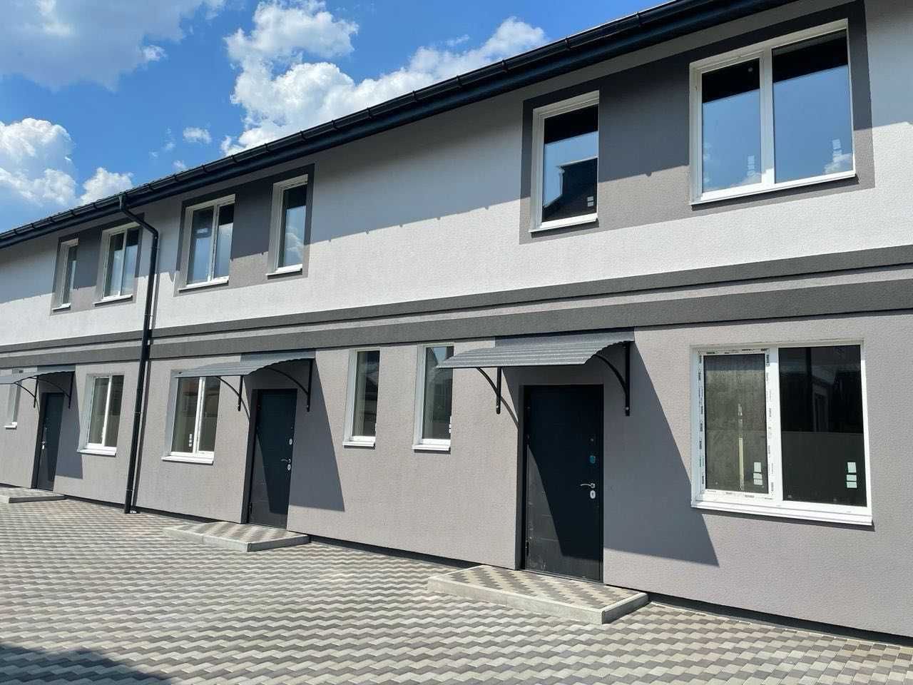 Таун в центрі Бучі біля Новатора. Мінімальне оформлення.