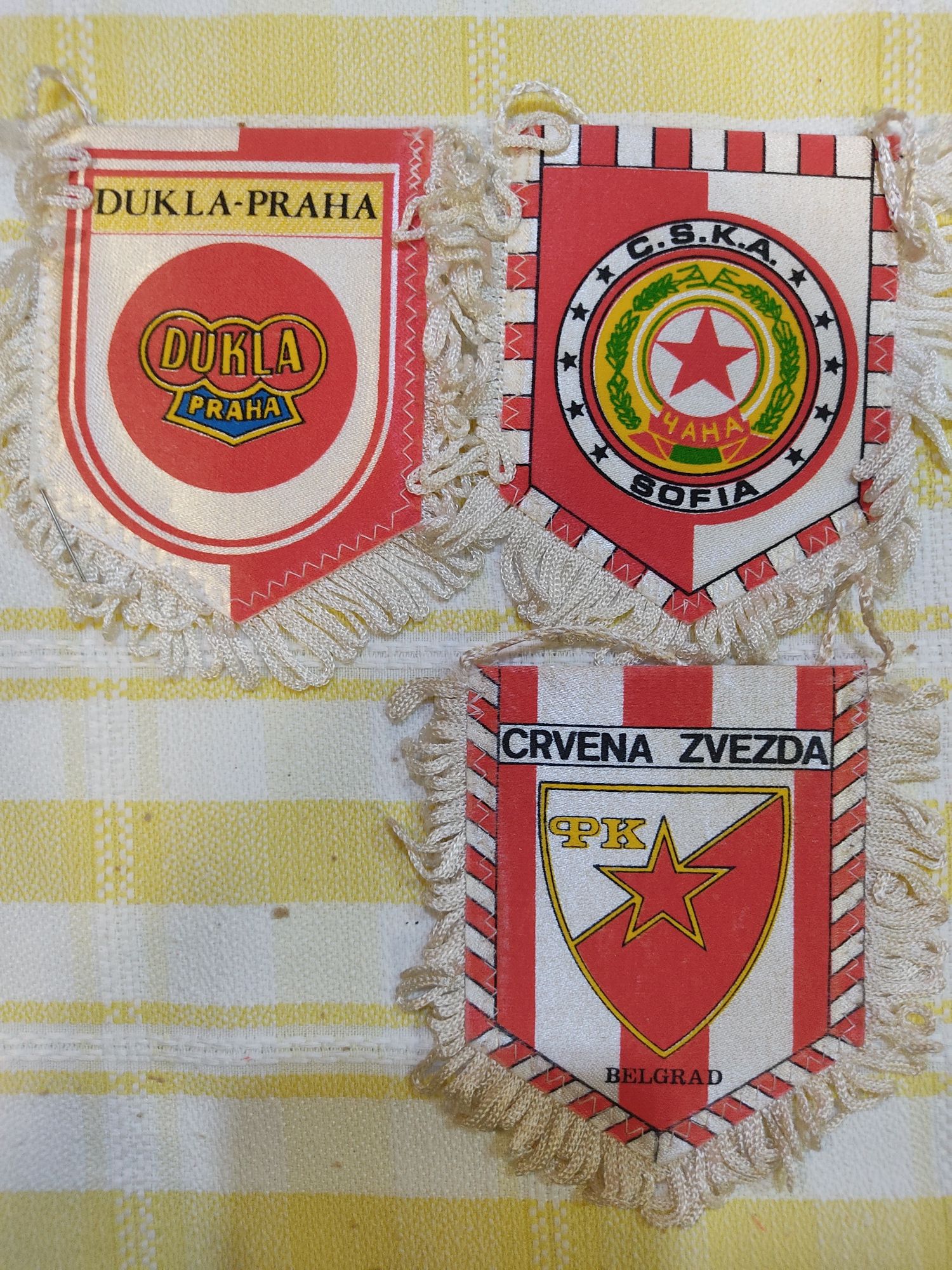 Galhardetes Dukla praga Estrela vermelha CSKA Sofia