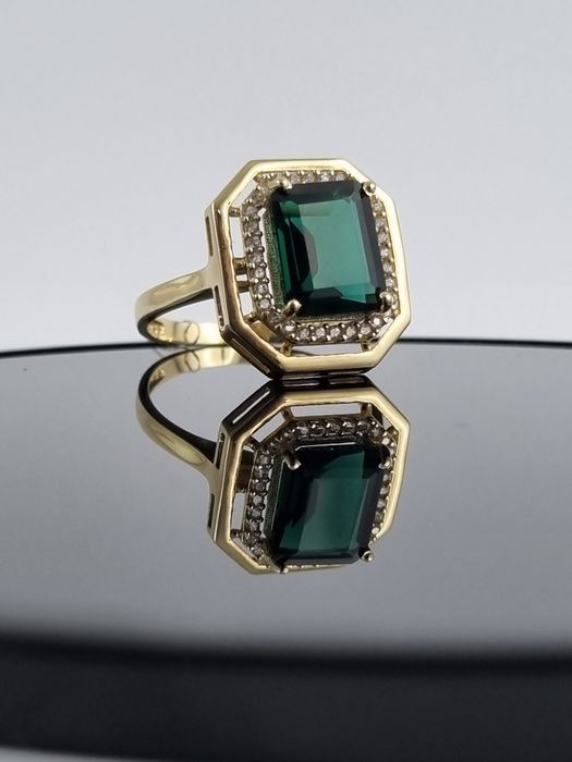 Modny duży złoty pierścionek z dużym oczkiem szmaragdem syntetycznym