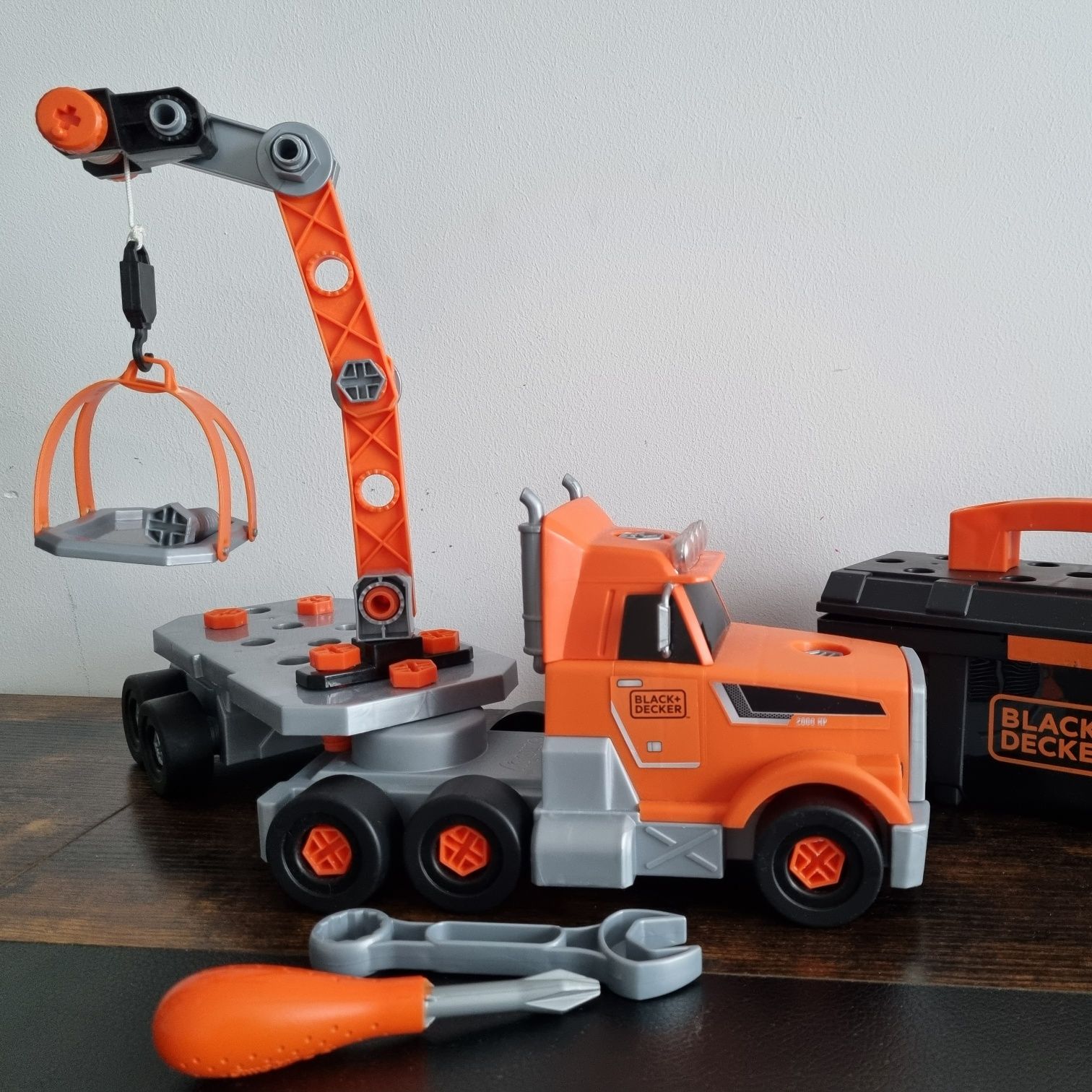 Black Decker - ciężarówka 3w1, dźwig, skrzynka z narzędziami