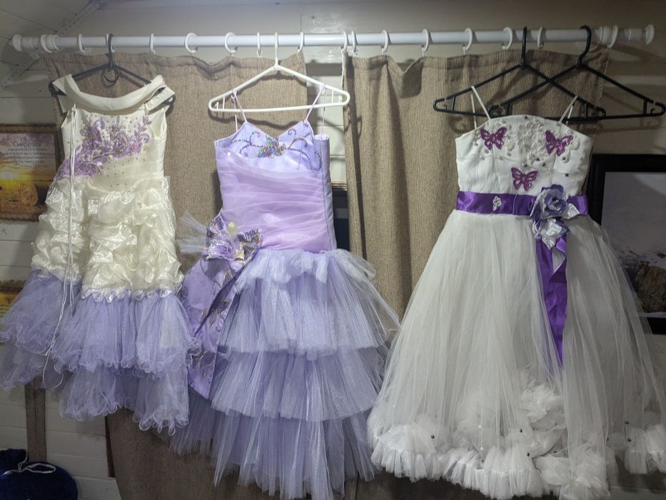 Продам сукні бальні