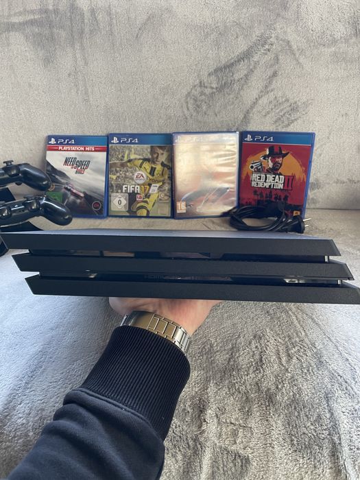 PlayStation 4 Pro 1TB + 2 джойстики + 4 гри