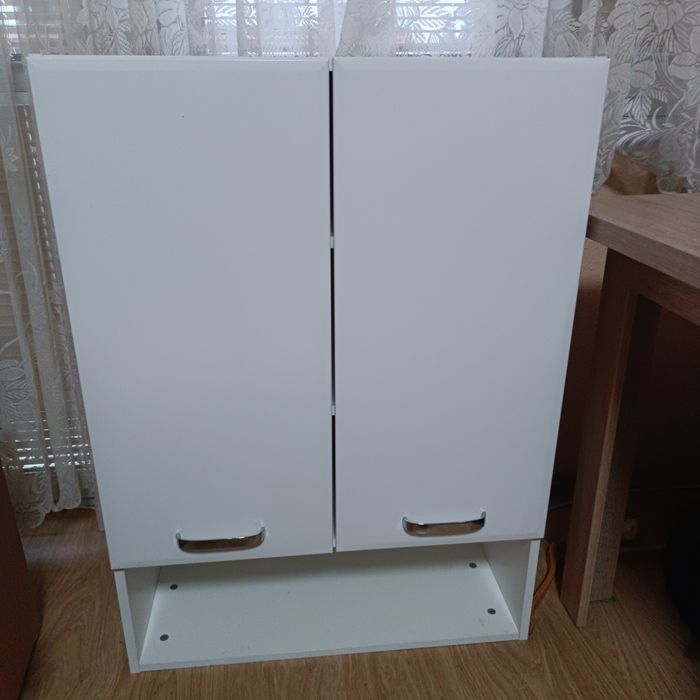 Zestaw dwóch białych szafek łazienkowych – stan bardzo dobry.