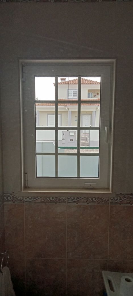 Vendo janelas de alumínio branco em bom estado