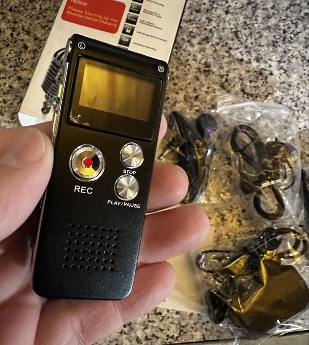 Цифровий диктофон із активацією голосу та відтворенням MP3-плеєр