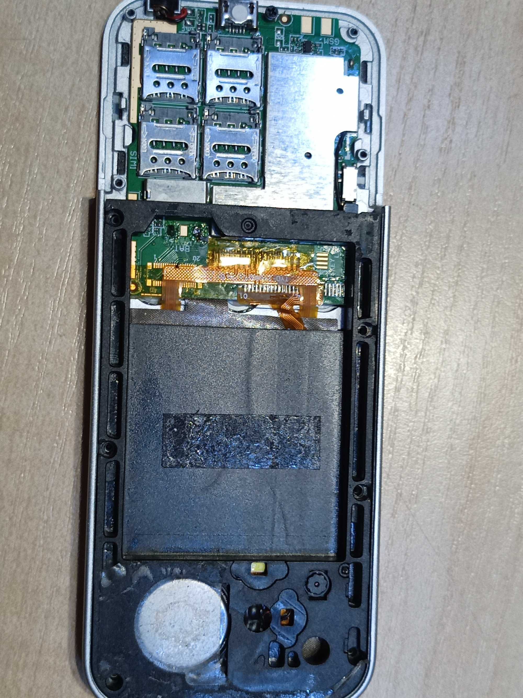 Телефон MKTEL M14 с четырьмя SIM-картами, экраном 2,4 дюйма