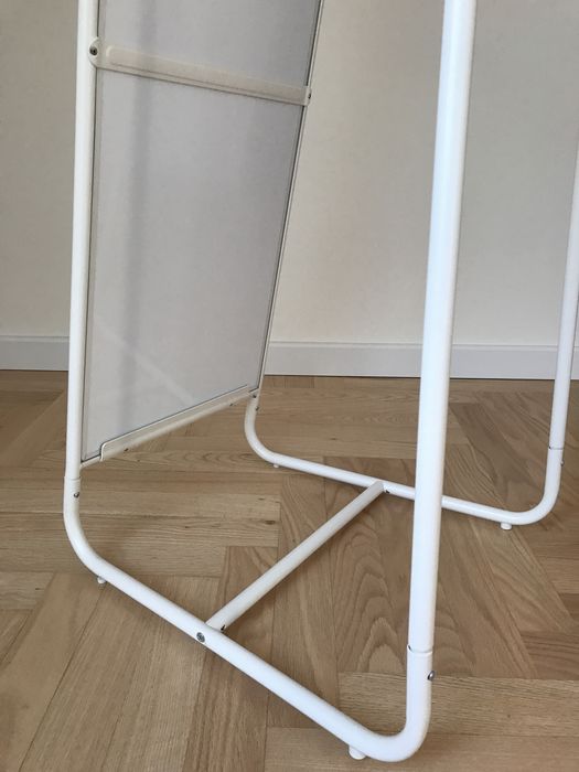 Duże białe metalowe lustro stojące IKEA Knapper, minimalistyczne