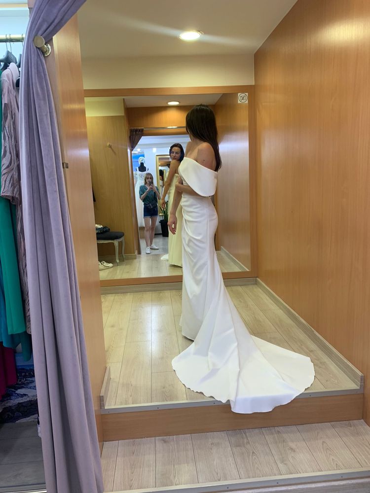Minimalistyczna, elegancka Suknia ślubna