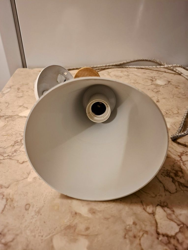 Candeeiro suspenso em metal branco e madeira