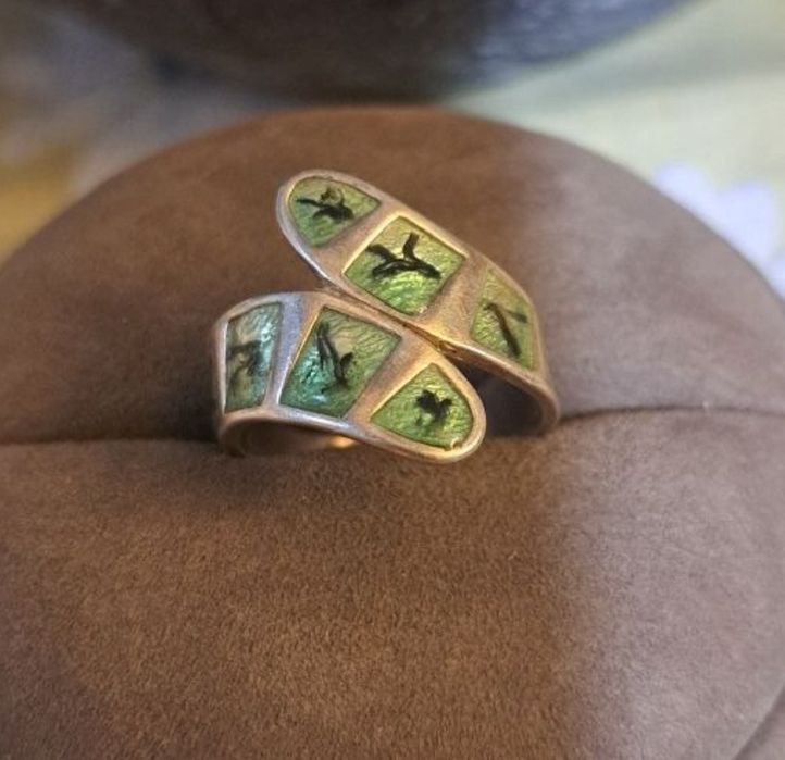 Aneis em prata contrastada.