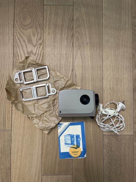 Малогабаритний діапроектор Екран