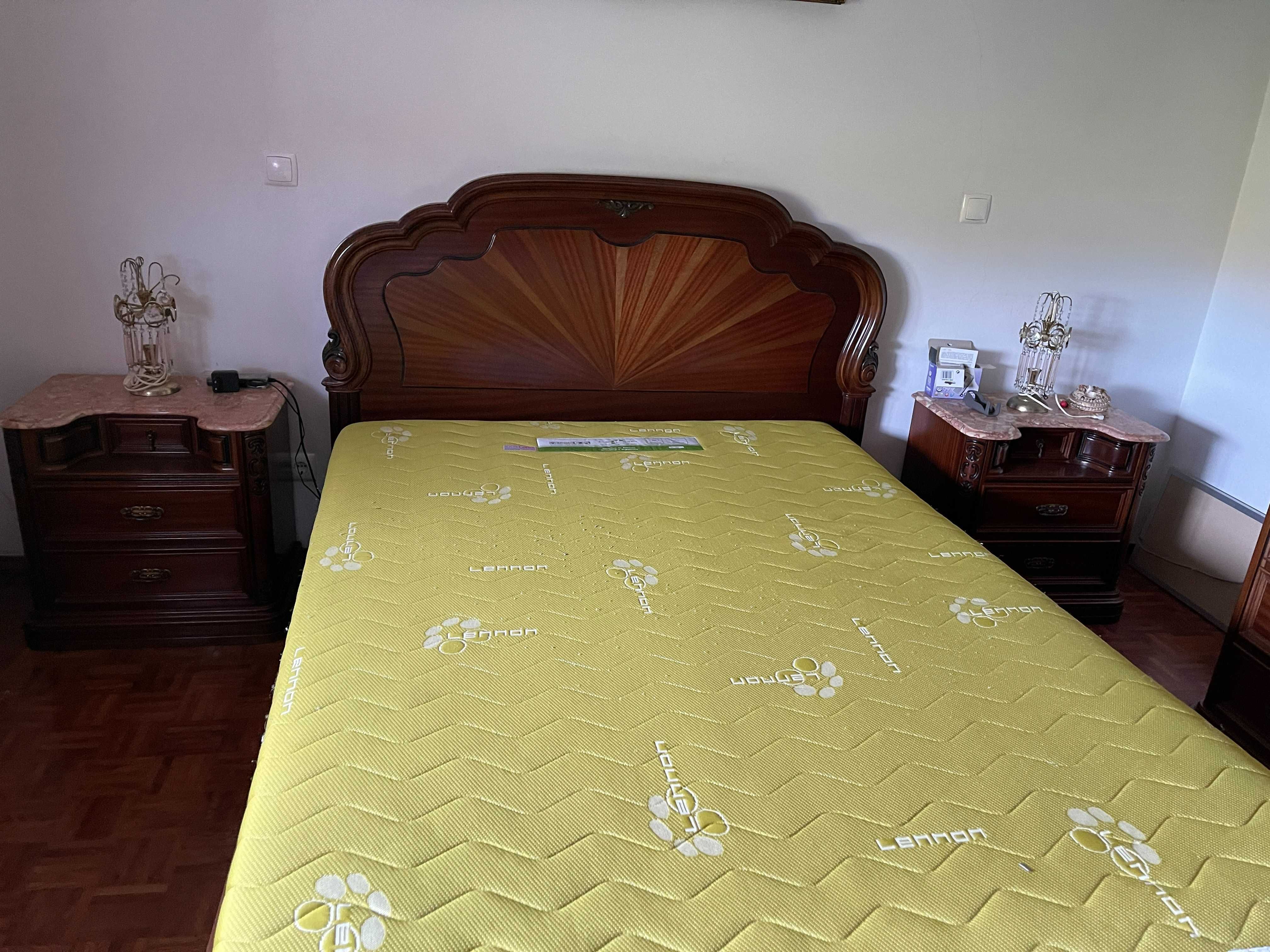 Conjunto de quarto uma cama, colchao, comoda e 2 mesas de cabeceira.