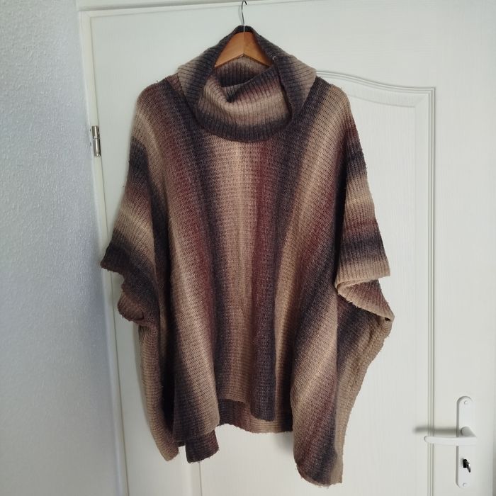 Piękne ponczo damskie z golfem