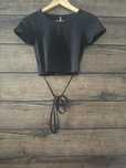 Czarny T-shirt, wiązany crop top