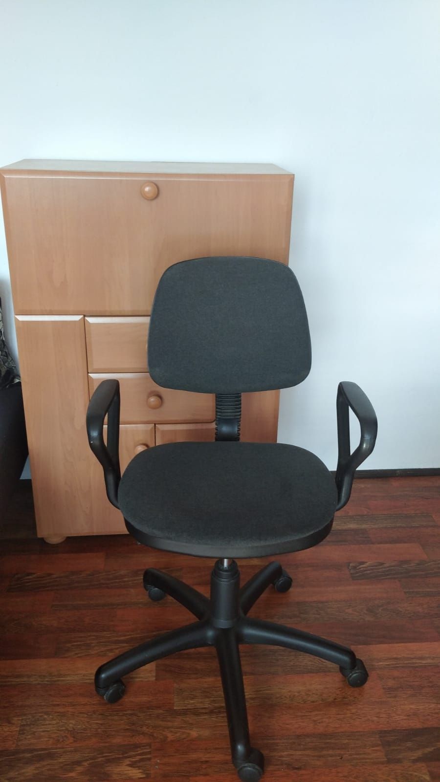 Tapicerowane krzesło obrotowe na kółkach