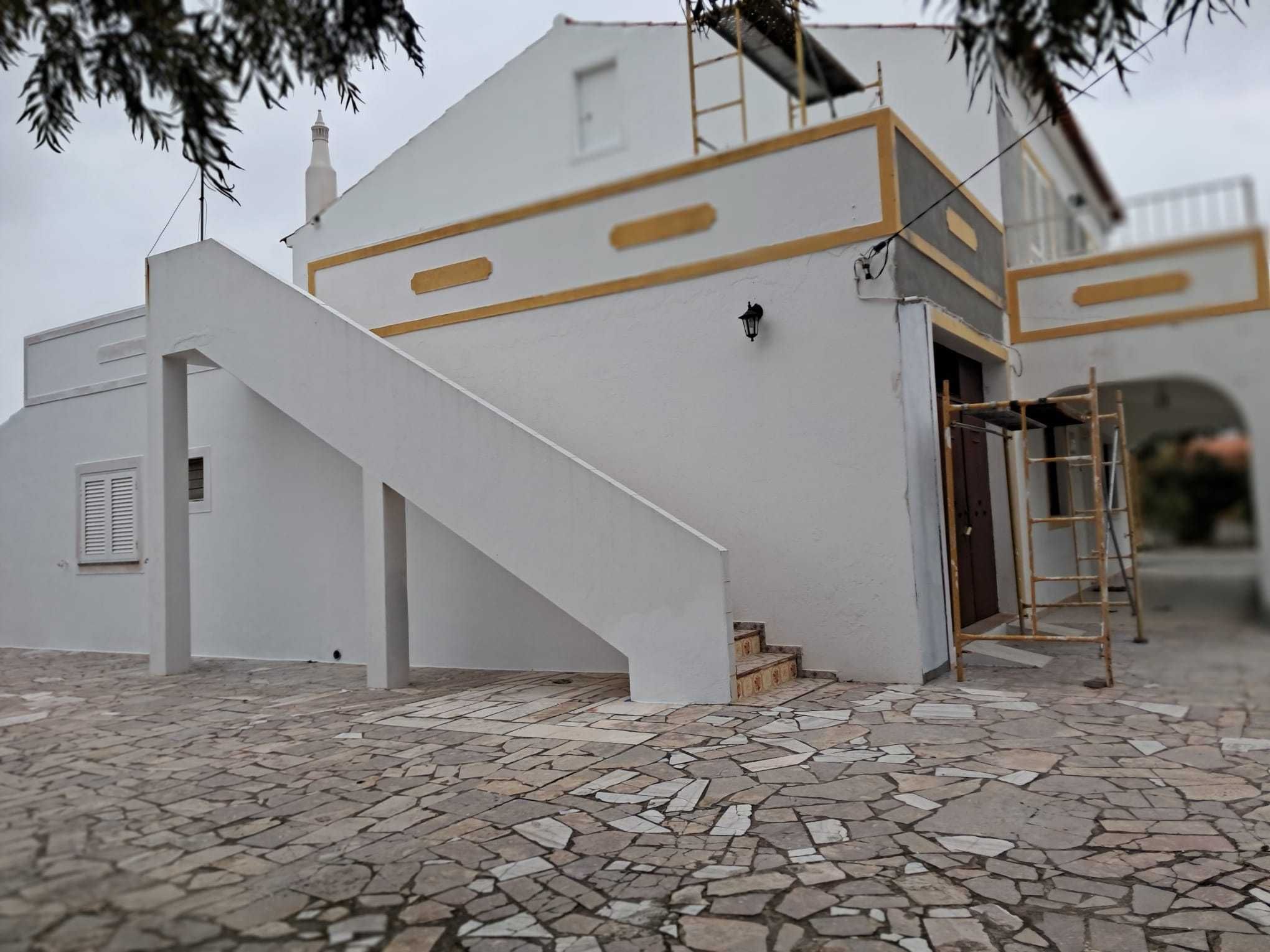 Realizo serviços de pintura em moradias e apartamentos