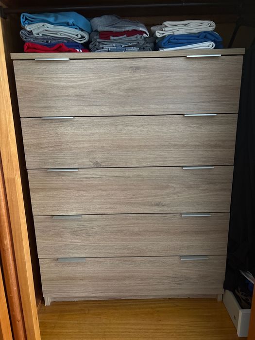 Cómoda com 5 gavetas em excelente estado