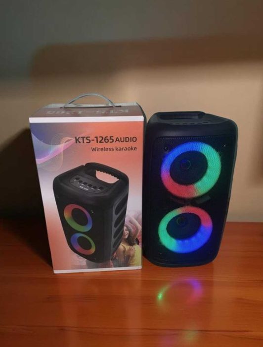 Крута портативна колонка з кольоровою підсвіткою та fm