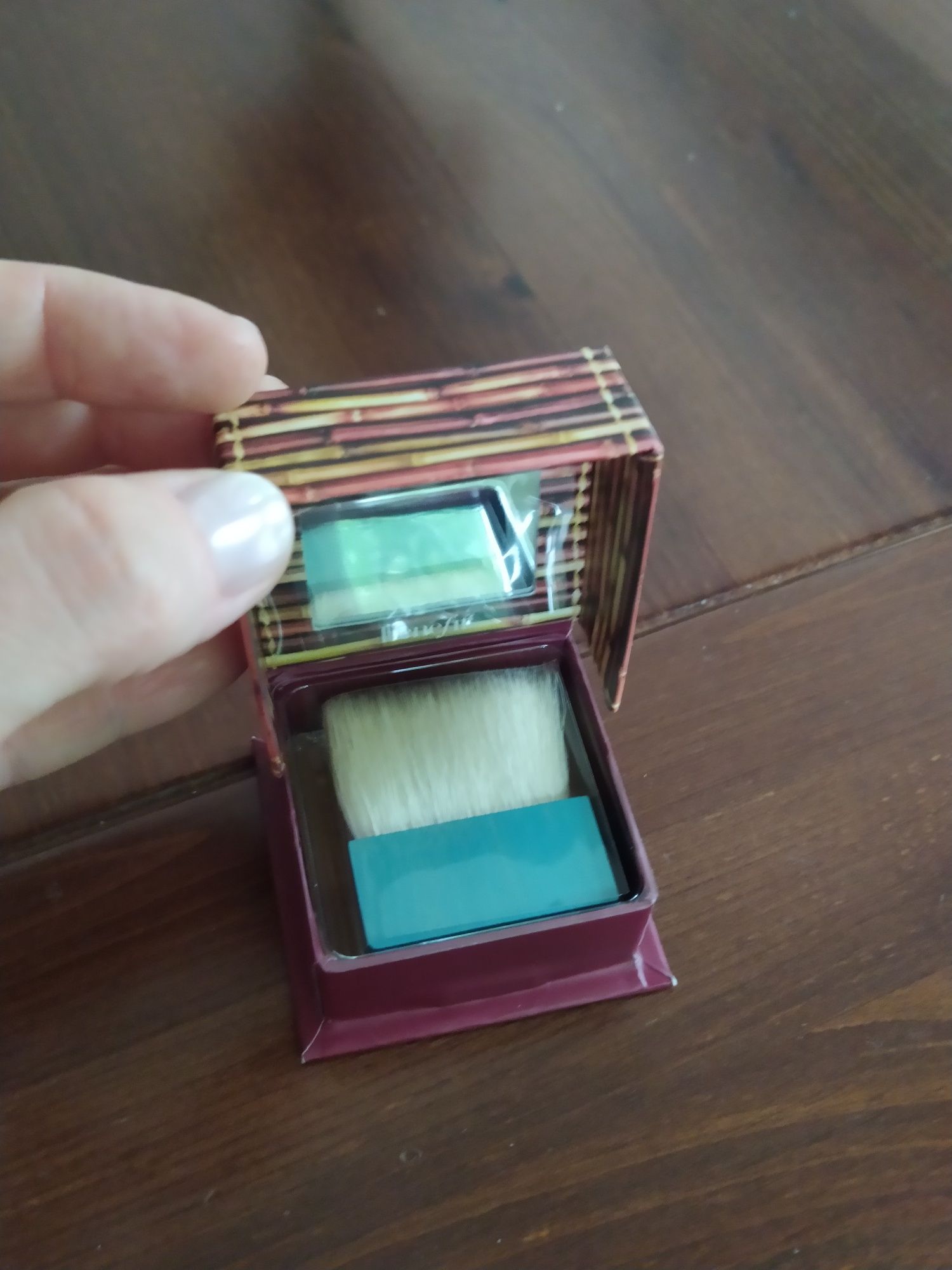 Matowy puder brązujący Hoola benefit