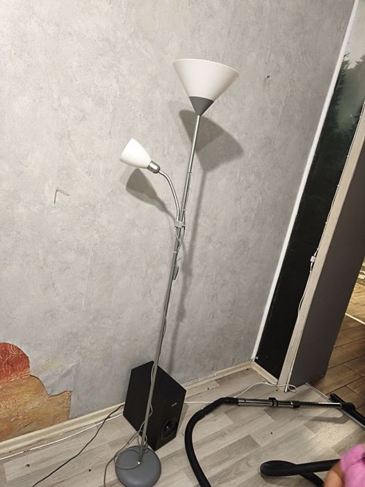 Oddam lampę stojąca