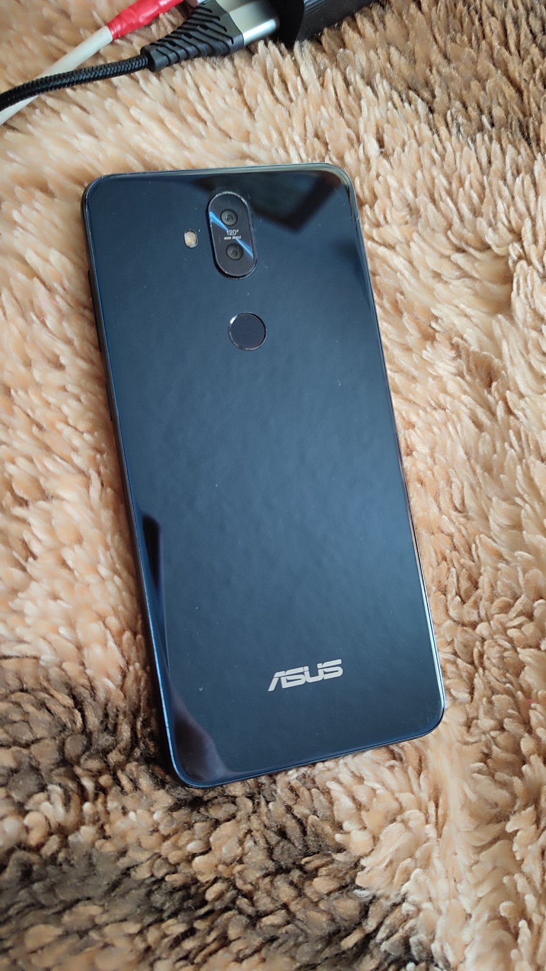 Продаю телефон Asus ZenFone на 64 гб памяті