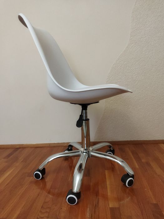 Нове крісло на колесиках.