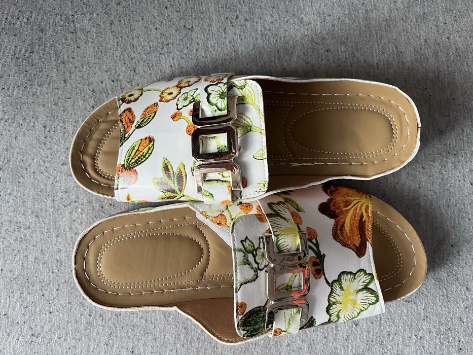 WYPRZEDAŻ  bialo kolorowe klapki damskie ,wkładka 26,5 cm